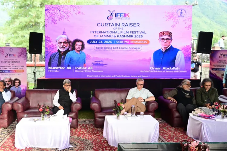 Omar Abdullah asks filmmakers to show Omar Abdullah asks filmmakers to show