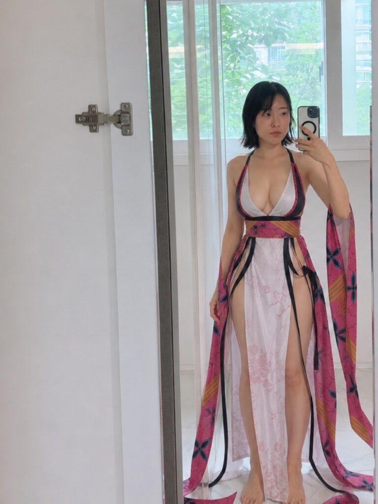 ‘100 million won plastic surgery’ Lee Se-young reveals cleavage and pelvis in bold cosplay [Star Issue]