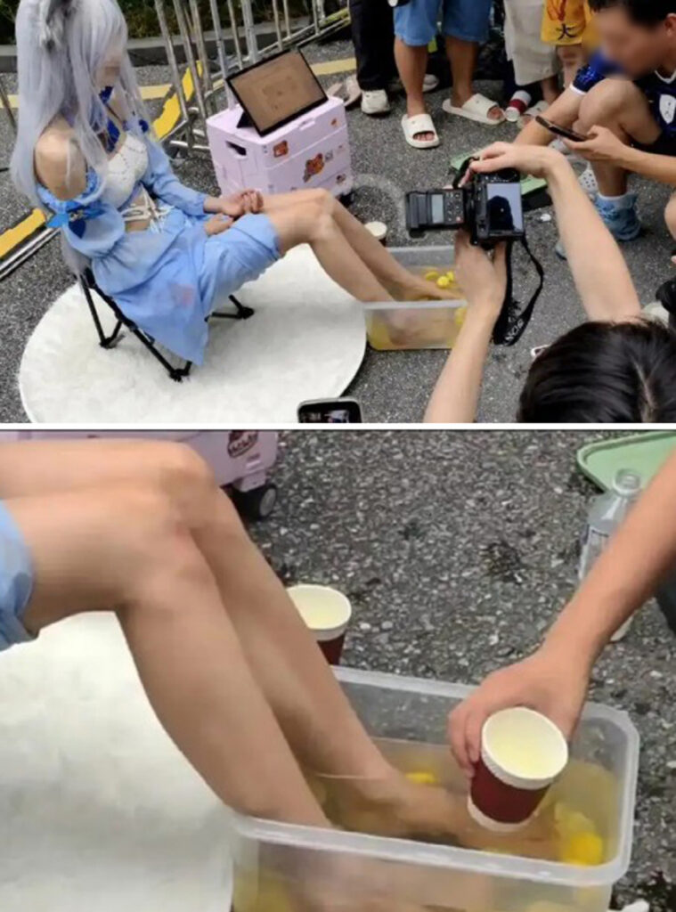 “A Cup of Water Used to Soak a Woman’s Bare Feet Costs 10,000 Won”… Cosplay Event Sparks Controversy Over ‘Feet Juice’ Sales “A Cup of Water Used to Soak a Woman’s Bare Feet Costs 10,000 Won”… Cosplay Event Sparks Controversy Over ‘Feet Juice’ Sales