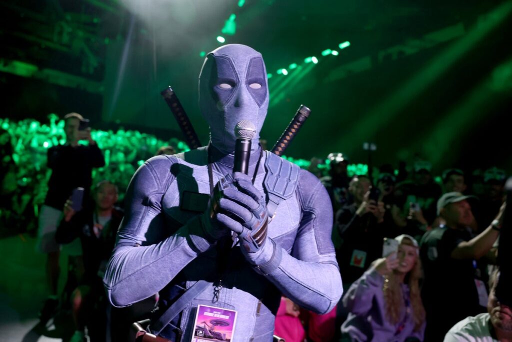Ryan Reynolds surprises Comic