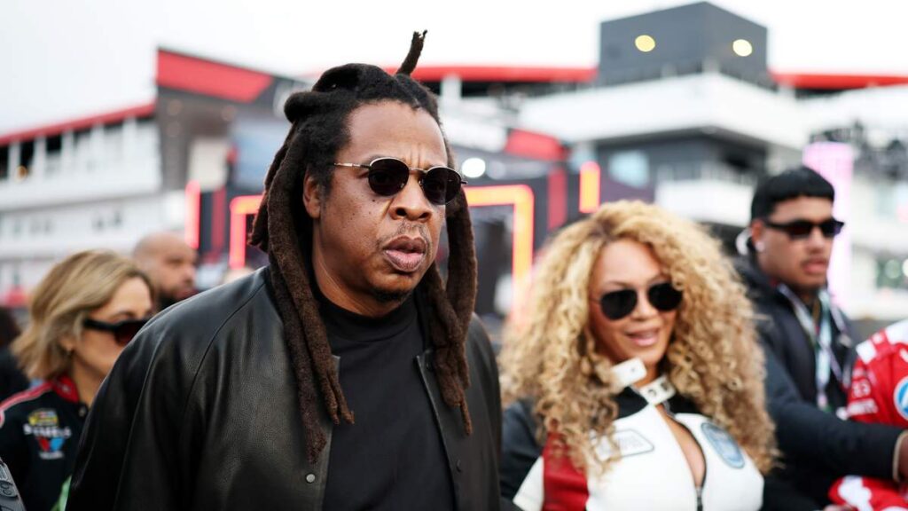 Beyoncé Joins JAY-Z On Stage During Yankee Stadium Concert