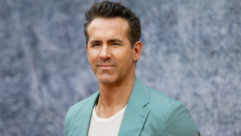Ryan Reynolds snuck onto ComicCon floor unnoticed in Deadpool costume