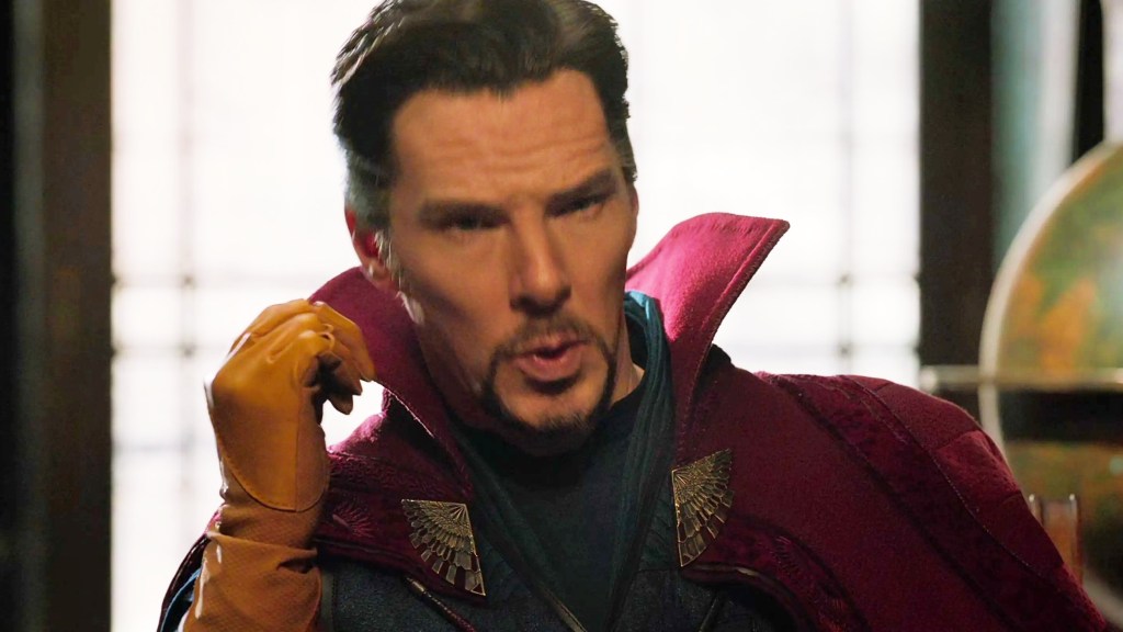 Doctor Strange wearing yellow glove in Thor Ragnarok