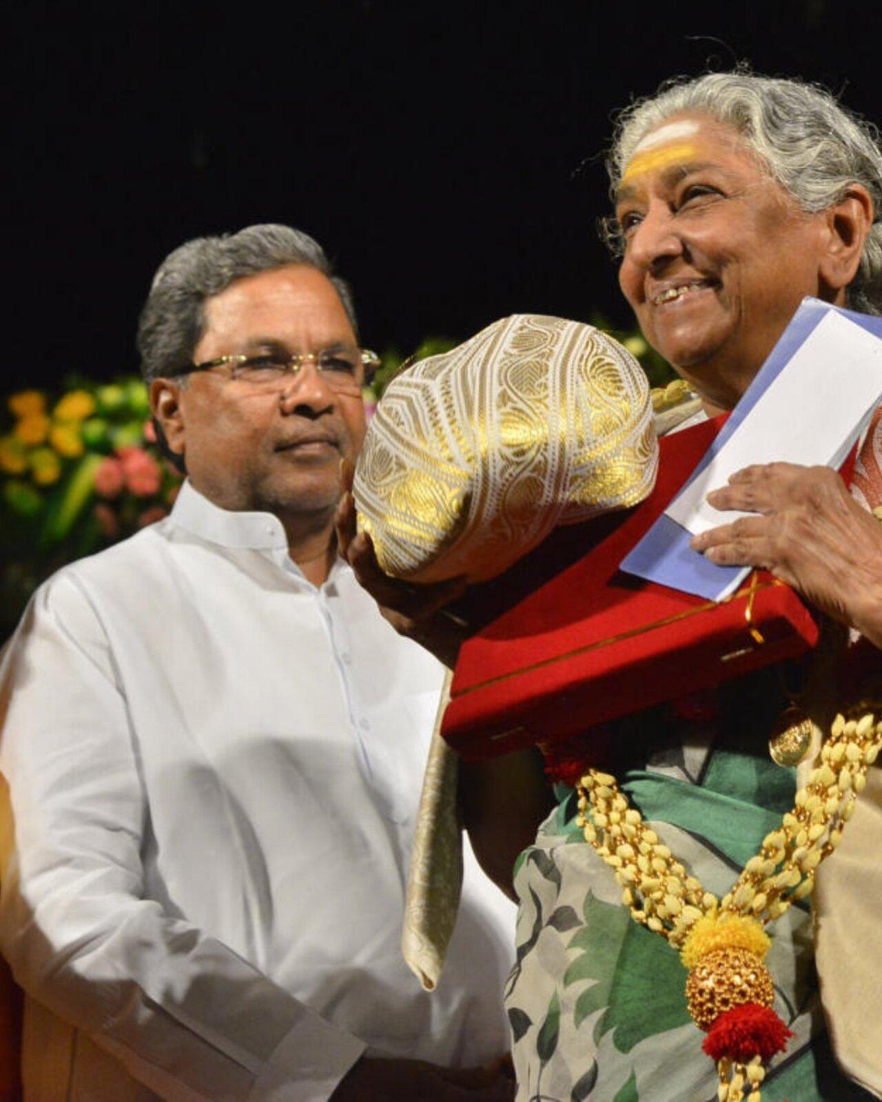 Talking about her recognitions, Janaki won 4 National Film Awards and 33 different State Film Awards. She also received an honorary doctorate from the University of Mysore.