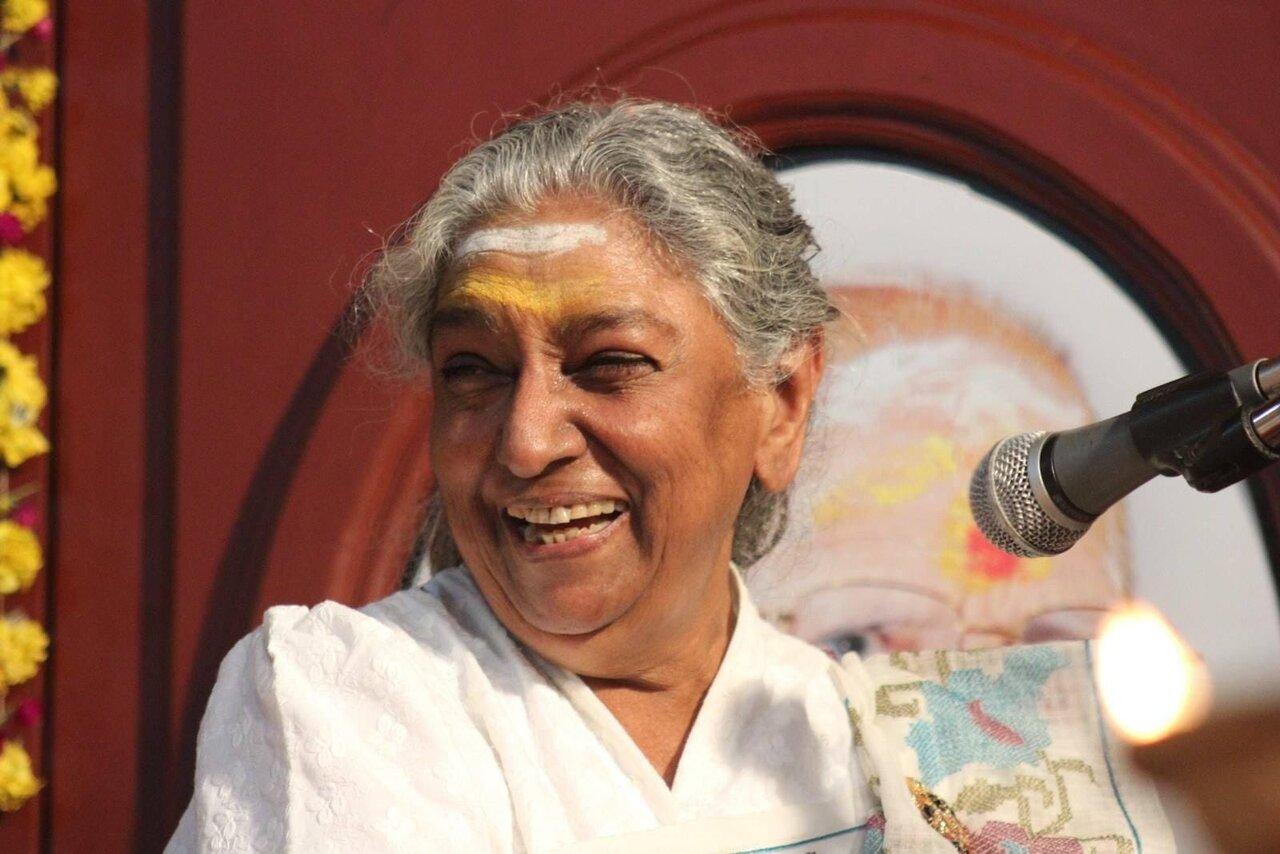 Apart from Indian languages, she also recorded songs in English, Japanese, German, and Sinhalese, showcasing her remarkable linguistic versatility.