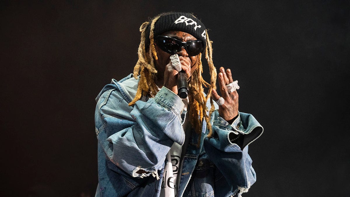 Lil Wayne performs