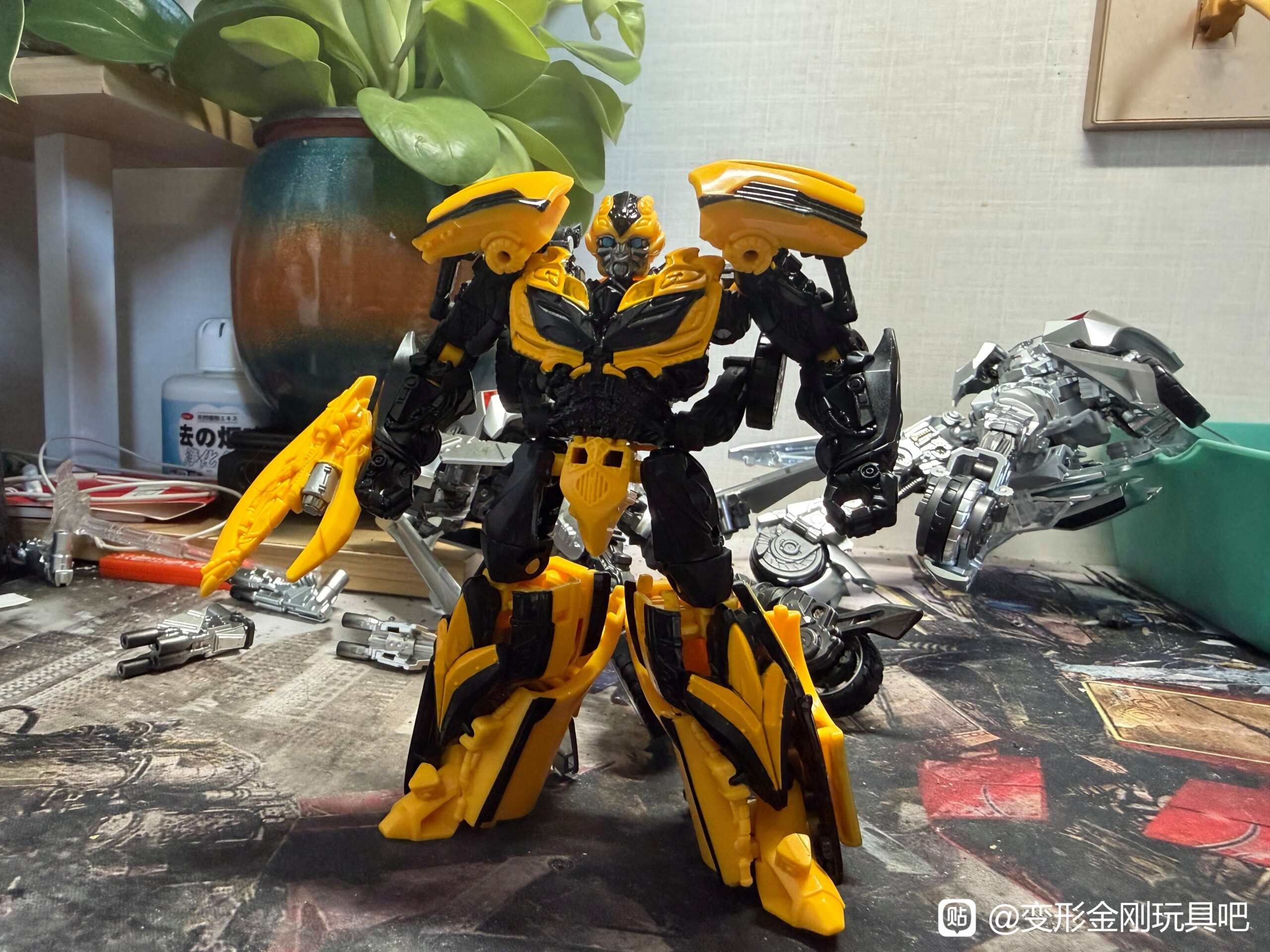 Image of Aoe Bumblebee In Hand Of Studio Series Transformers Action Figure (2 of 9)