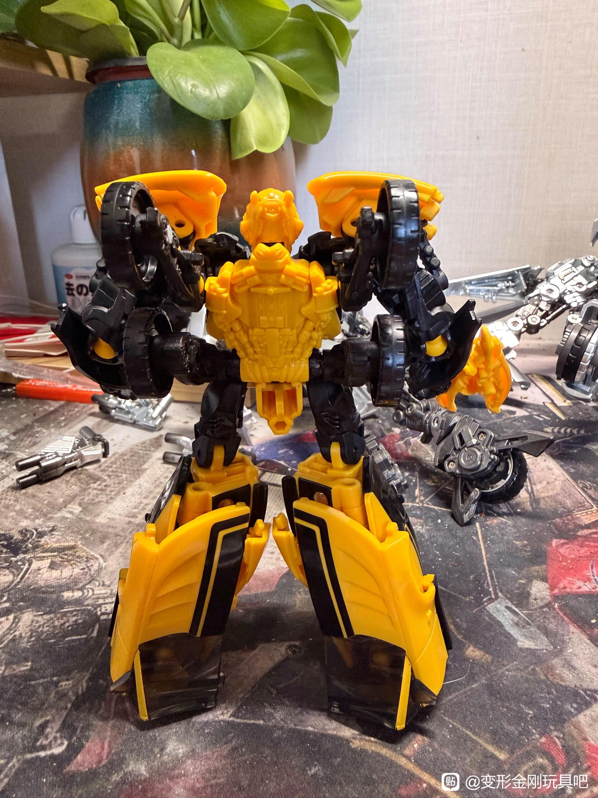 Image of Aoe Bumblebee In Hand Of Studio Series Transformers Action Figure (4 of 9)