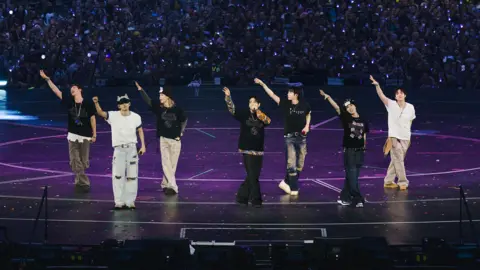 HYBE / BIGHIT MUSIC BTS dancing on stage