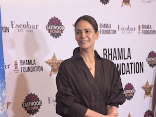 Actress Mona Singh looked very elegant in a black outfit.