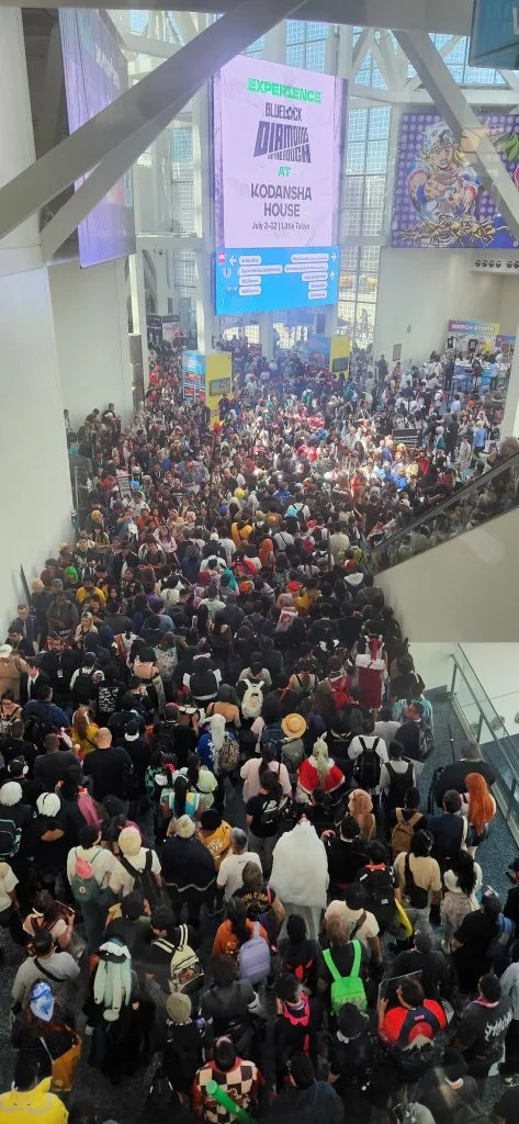 Hallways inside the convention center are jam-packed. X/@mutsumimujica