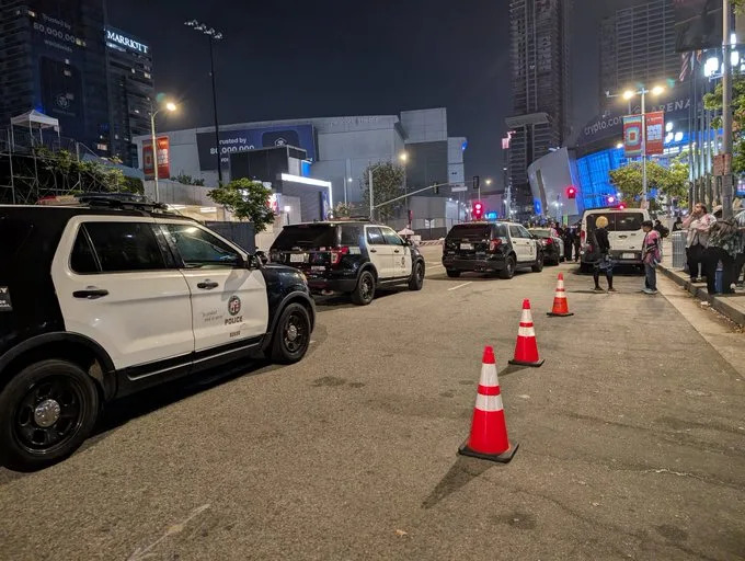 The growing crowd quickly attracted an equally sizable response from the Los Angeles Police Department. X/@juliusqueezer