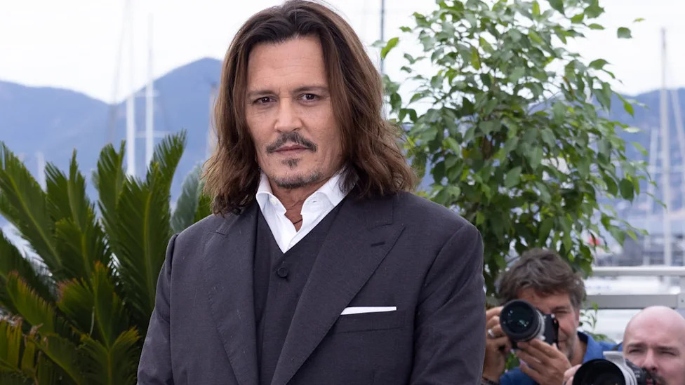 Johnny Depp surprises Comic-Con as Ebenezer Scrooge