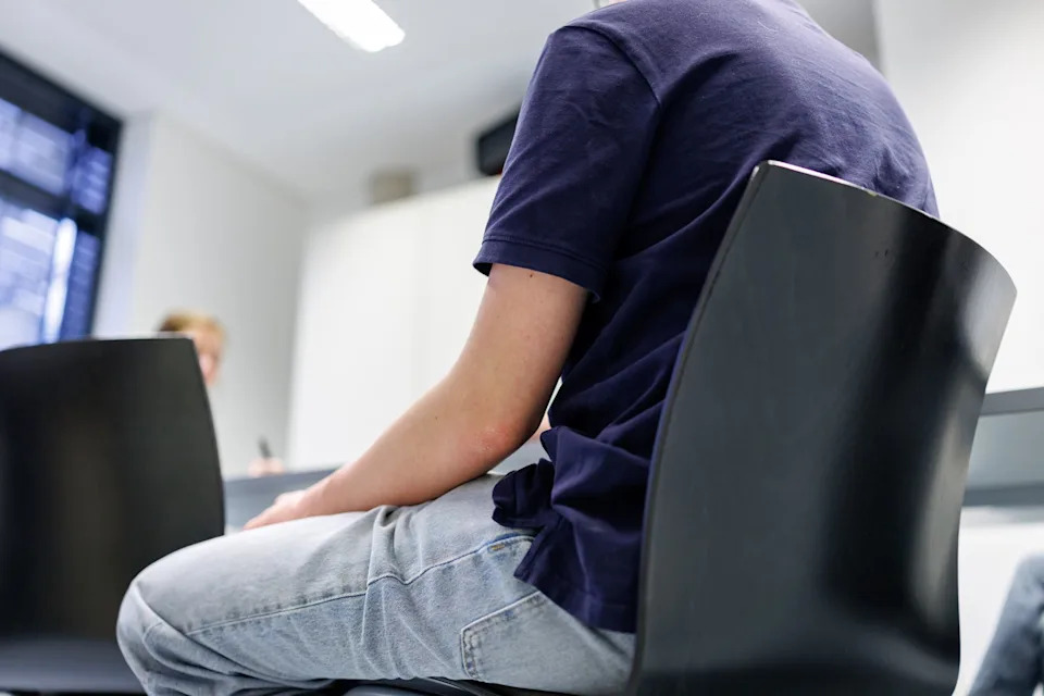 A teenager speaks with a counselor at the Nuremberg clinic's media therapy centre. There children with online addictions receive treatment to help them unhook from their screens. Daniel Karmann/dpa