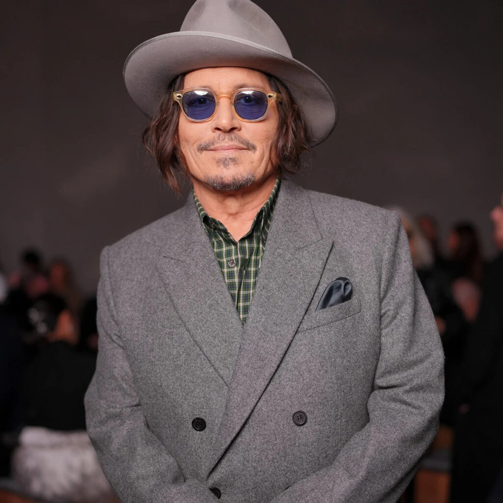 Johnny Depp Is Unrecognizable as Ebenezer Scrooge at Comic Johnny Depp Is Unrecognizable as Ebenezer Scrooge at Comic