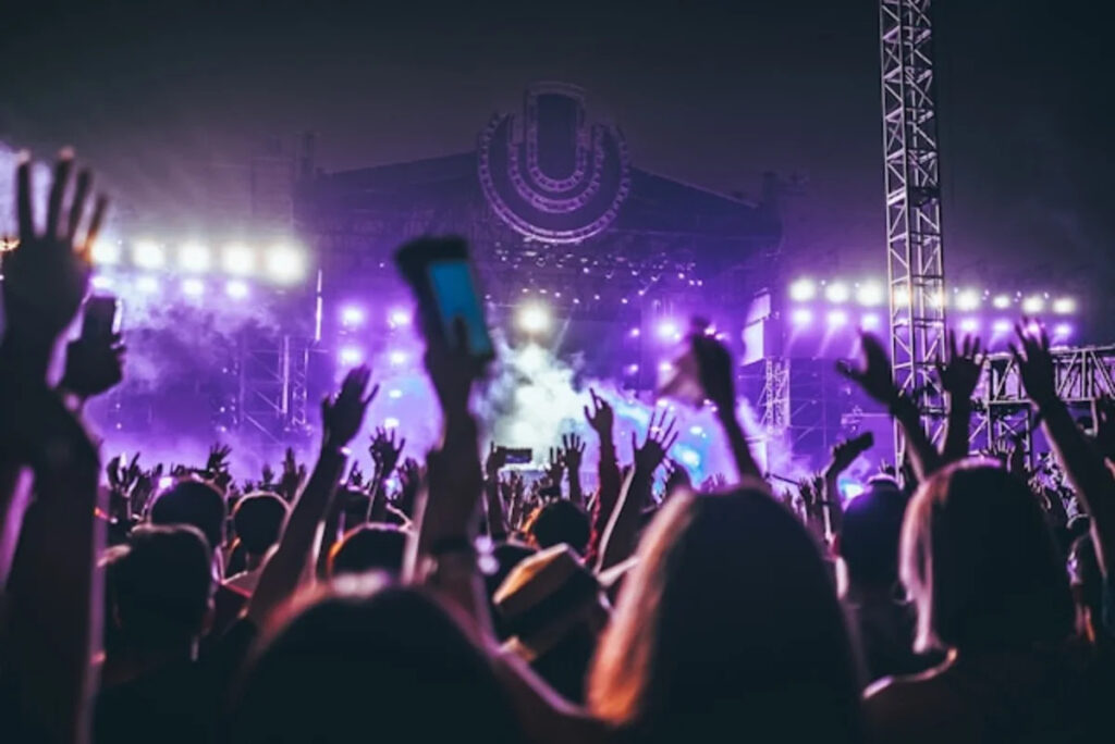Where is AMC Entertainment Holdings Inc (AMC) Spending 0 Million It Raised Where is AMC Entertainment Holdings Inc (AMC) Spending 0 Million It Raised