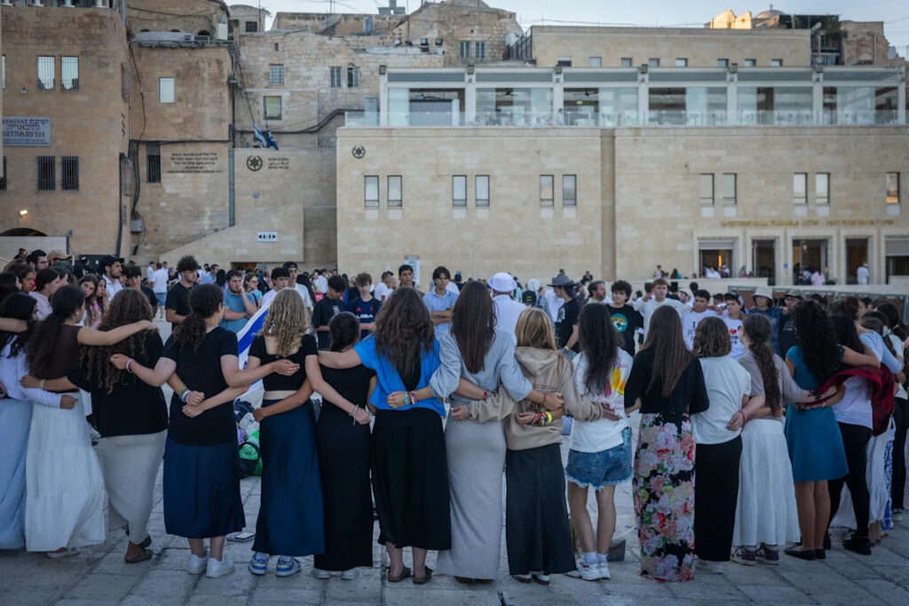 Almost half of surveyed Israelis want entertainment venues closed on Tisha B’av, Tzohar poll finds