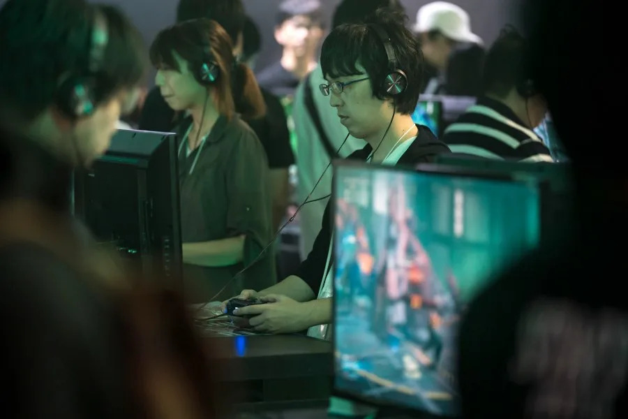CHIBA, JAPAN - SEPTEMBER 12: Attendees play the Final Fantasy VII Remake video game in the Square Enix Co. booth on the business day of the Tokyo Game Show 2019 at Makuhari Messe on September 12, 2019 in Chiba, Japan. The Tokyo Game Show will be open to the public on September 14 and 15, 2019. (Photo by Tomohiro Ohsumi/Getty Images)