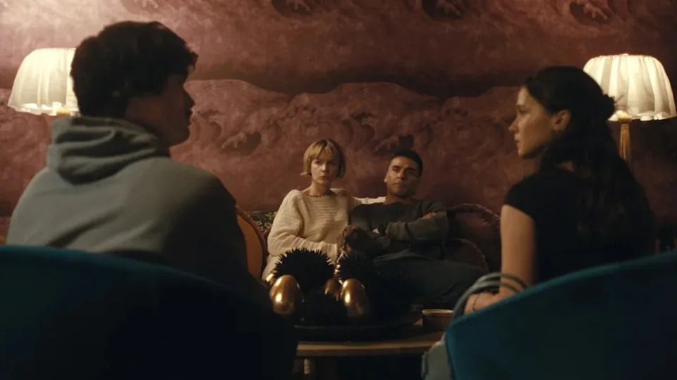 Charles Melton, Carey Mulligan, Oscar Isaac and Cailee Spaeny in "Beef" Season 2 (Netflix)