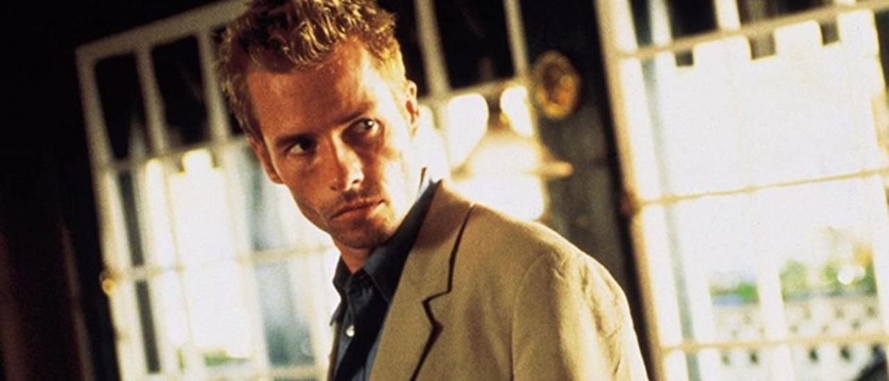Momento (2000)
Leonard Shelby, an insurance investigator, suffers from anterograde amnesia. He uses notes and tattoos to track the man he thinks killed his wife, which is the last thing he remembers.