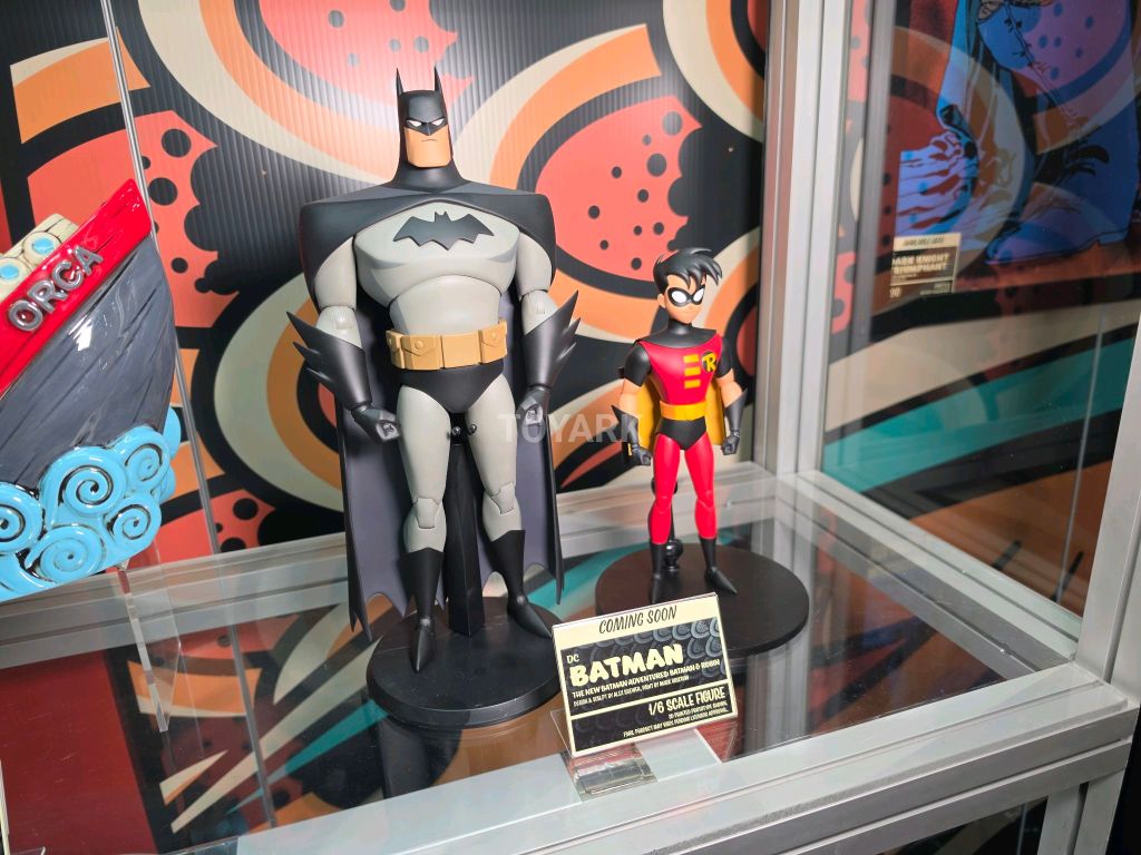 Mondo 1/6 scale action figures of Batman and Tim Drake Robin from The New Batman Adventures on display at SDCC.