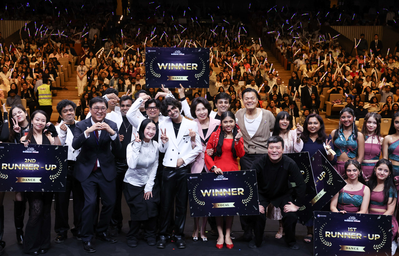 South Korean First Lady Kim Hye Kyung, Culture Minister Choi Hwi-young and J.Y. Park, the founder of the K-pop powerhouse JYP Entertainment and co-chair of Seoul’s Presidential Committee on Popular Culture Exchange, pose for a commemorative photo with award recipients at the K-Dream Stage event held at Yashobhoomi Convention Center in New Delhi, India, on April 20. (Yonhap)