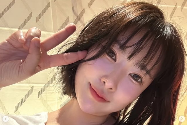 Comedian Lee Se-young drew attention with a daring outfit. [Photo source = Instagram]