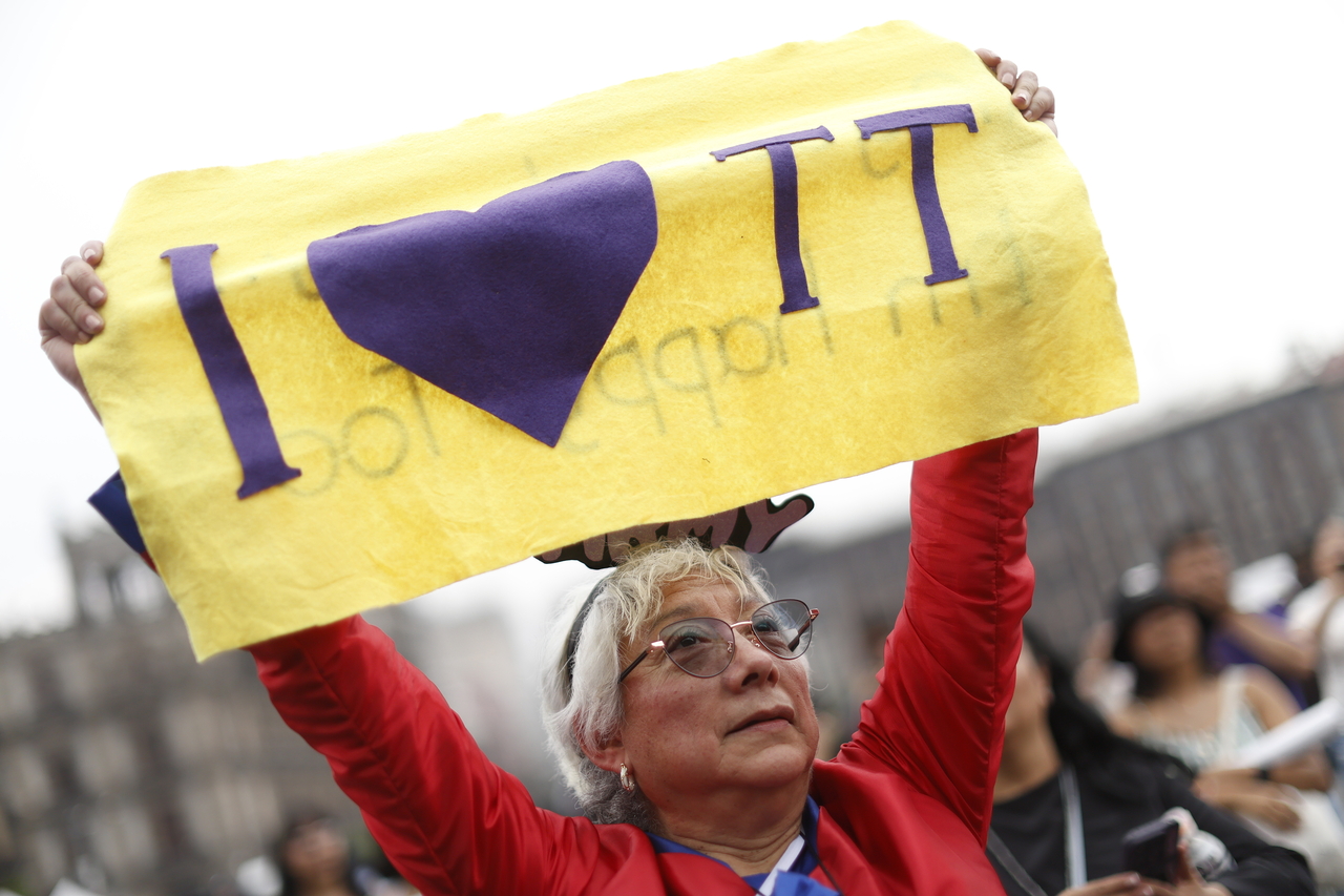 A fan holds a sign that reads "I love TT" — TT referring to member V — during BTS' visit to the National Palace in Mexico City in May. (EPA)