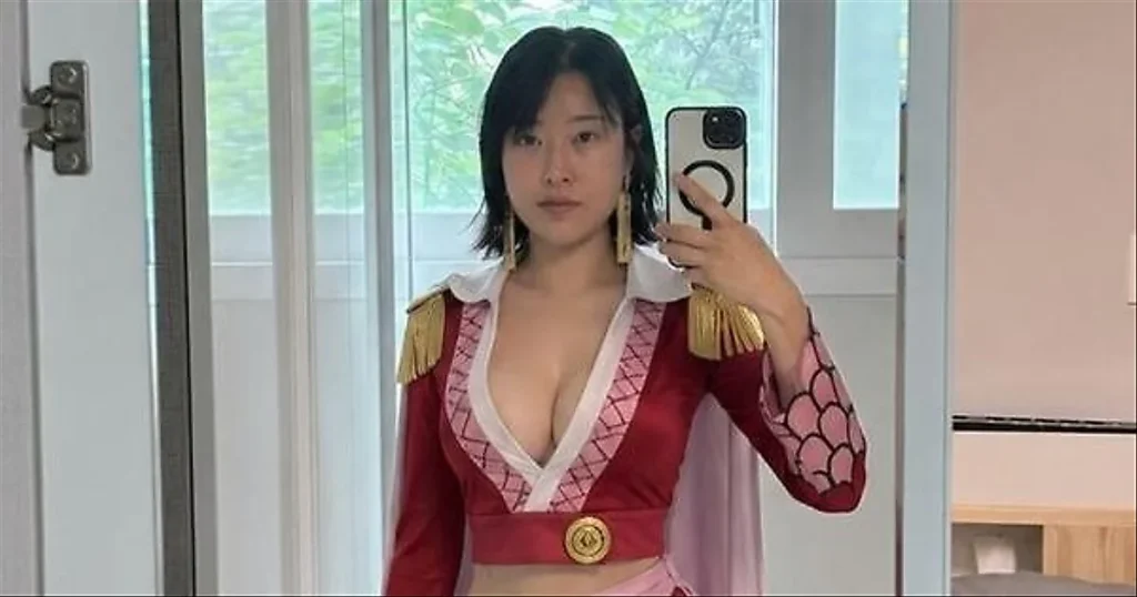 Lee Se-young stuns fans with bold cosplay and striking silhouette