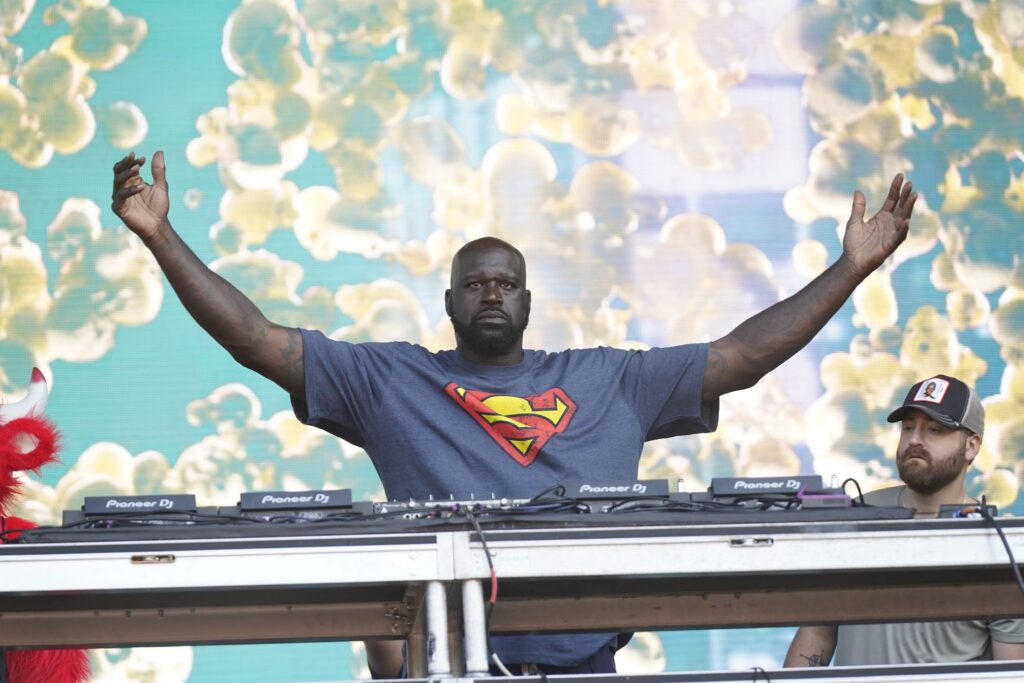 NBA legend Shaquille O’Neal spotted driving ‘car boat’ on D NBA legend Shaquille O’Neal spotted driving ‘car boat’ on D