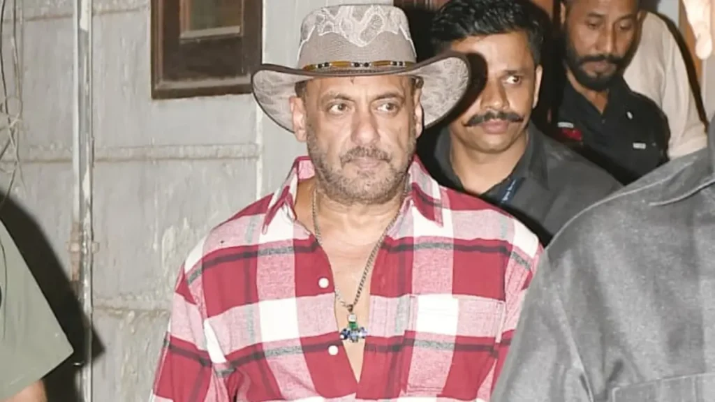 Watch! Salman Khan cheekily requests media to avoid Maatrubhumi questions Watch! Salman Khan cheekily requests media to avoid Maatrubhumi questions