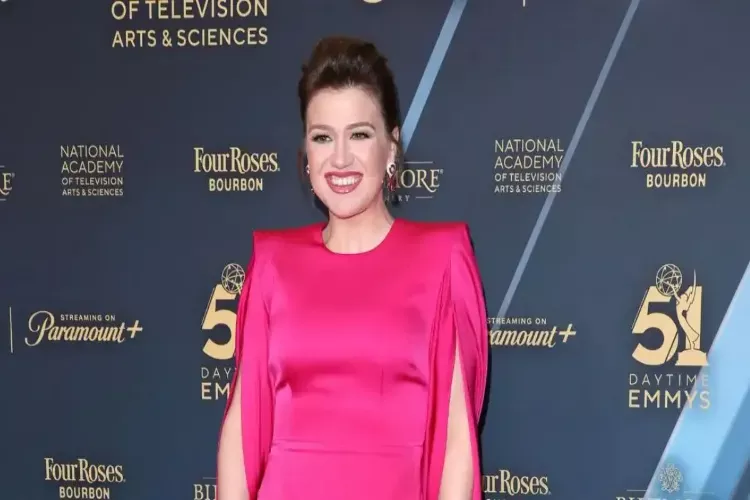 Singer-songwriter Kelly Clarkson
