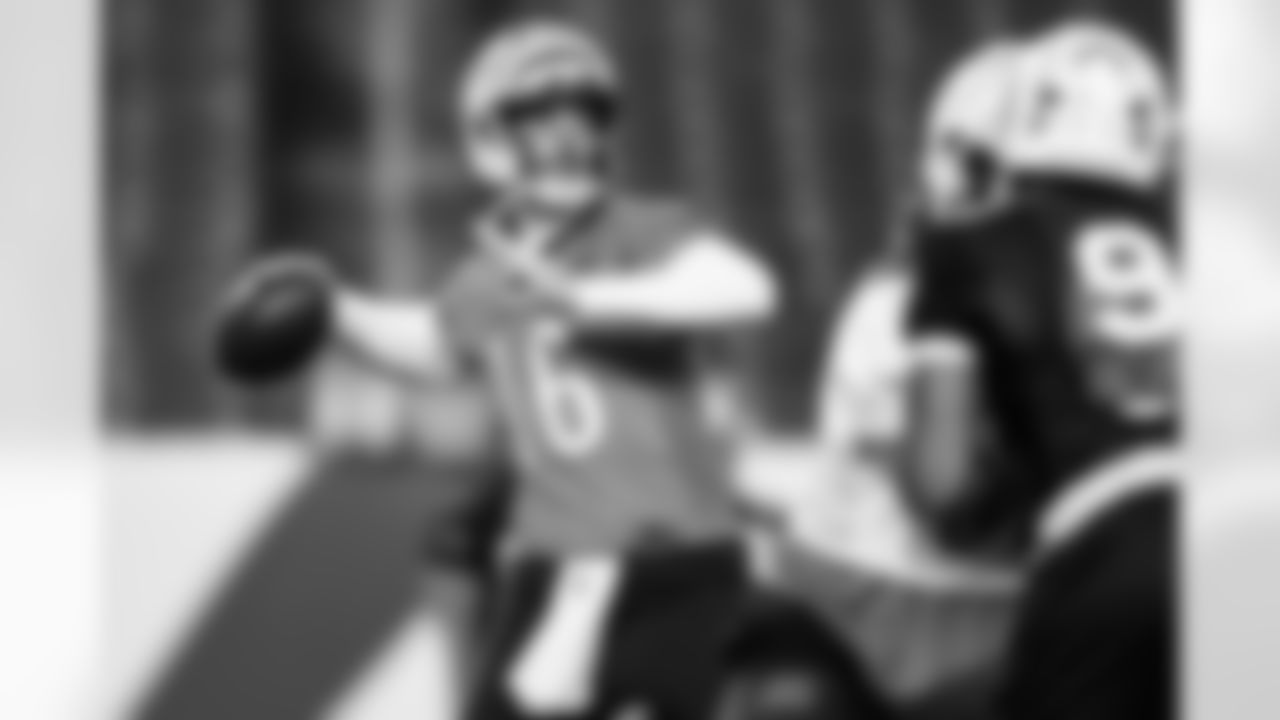 QB Joe Flacco throws the ball during practice at Paycor Stadium, Tuesday, Oct. 14, 2025.