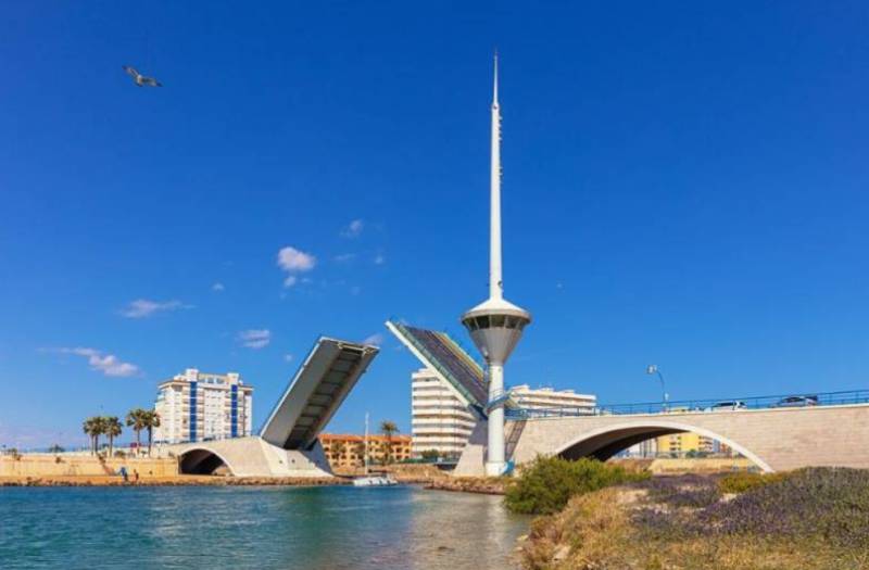 La Manga’s troublesome drawbridge puts tunnel plan back in the spotlight La Manga’s troublesome drawbridge puts tunnel plan back in the spotlight