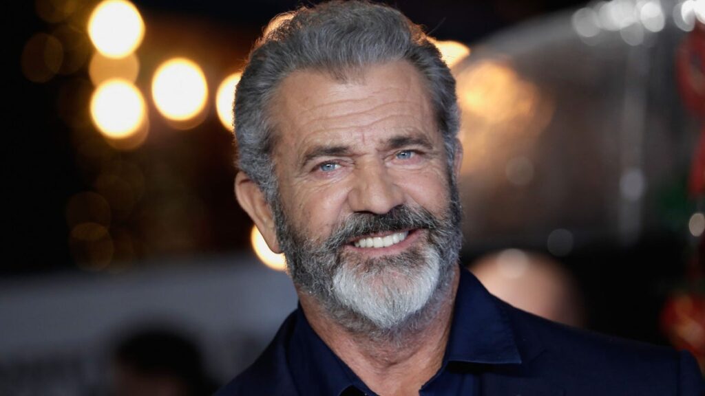 Mel Gibson apologizes after making fun of ASL translator at fan event Mel Gibson apologizes after making fun of ASL translator at fan event