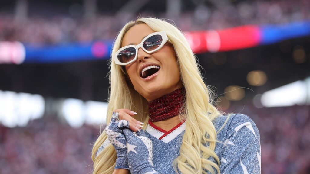 Paris Hilton poses with Venezuela flag: Pop culture icon could be visiting the nation soon Paris Hilton poses with Venezuela flag: Pop culture icon could be visiting the nation soon