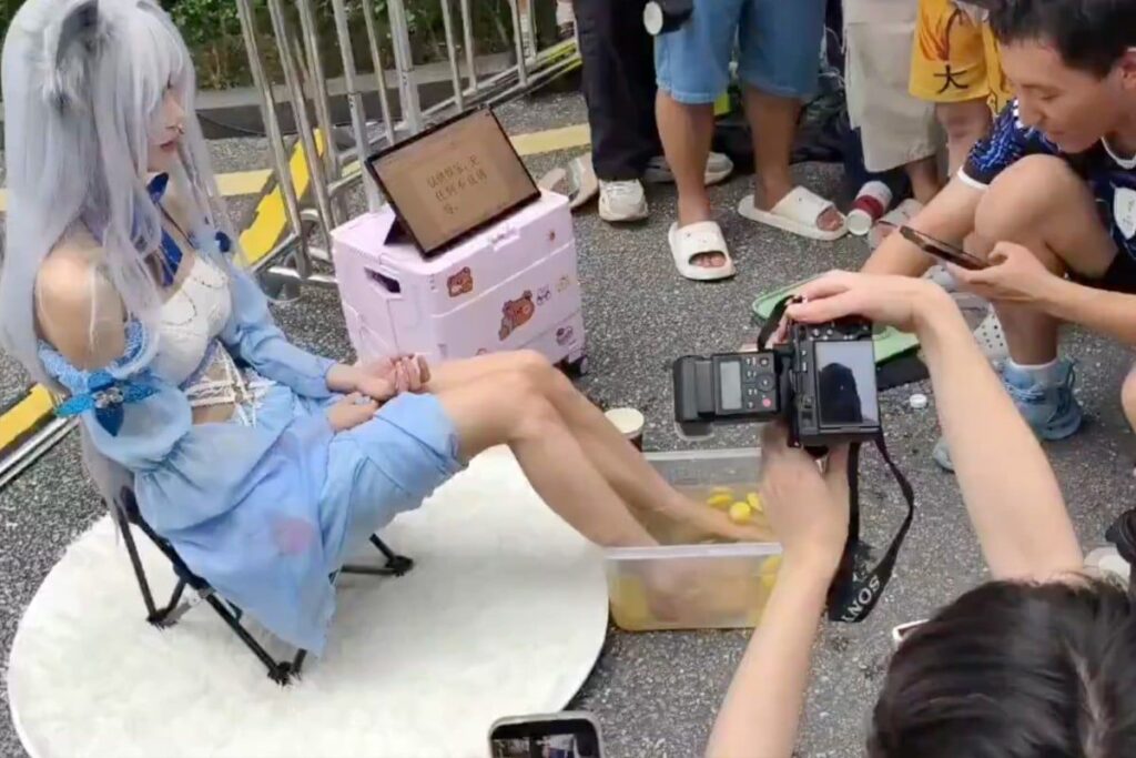Disgusting: Chinese cosplayer draws crowds by selling lemonade ‘feet juice’