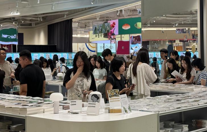 Visitors look around Minumsa's pop-up store featuring its world literature series and poetry collections at Yongsan I'Park Mall in Seoul, Sunday. Korea Times photo by Lee Hae-rin