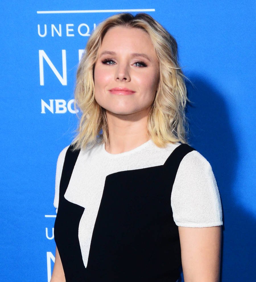 Kristen Bell entertains fans at Orlando hurricane shelter