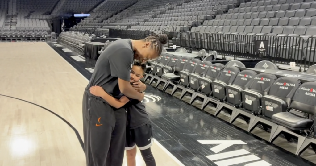Las Vegas Aces guard Jewell Loyd turns fandom into friendship Las Vegas Aces guard Jewell Loyd turns fandom into friendship
