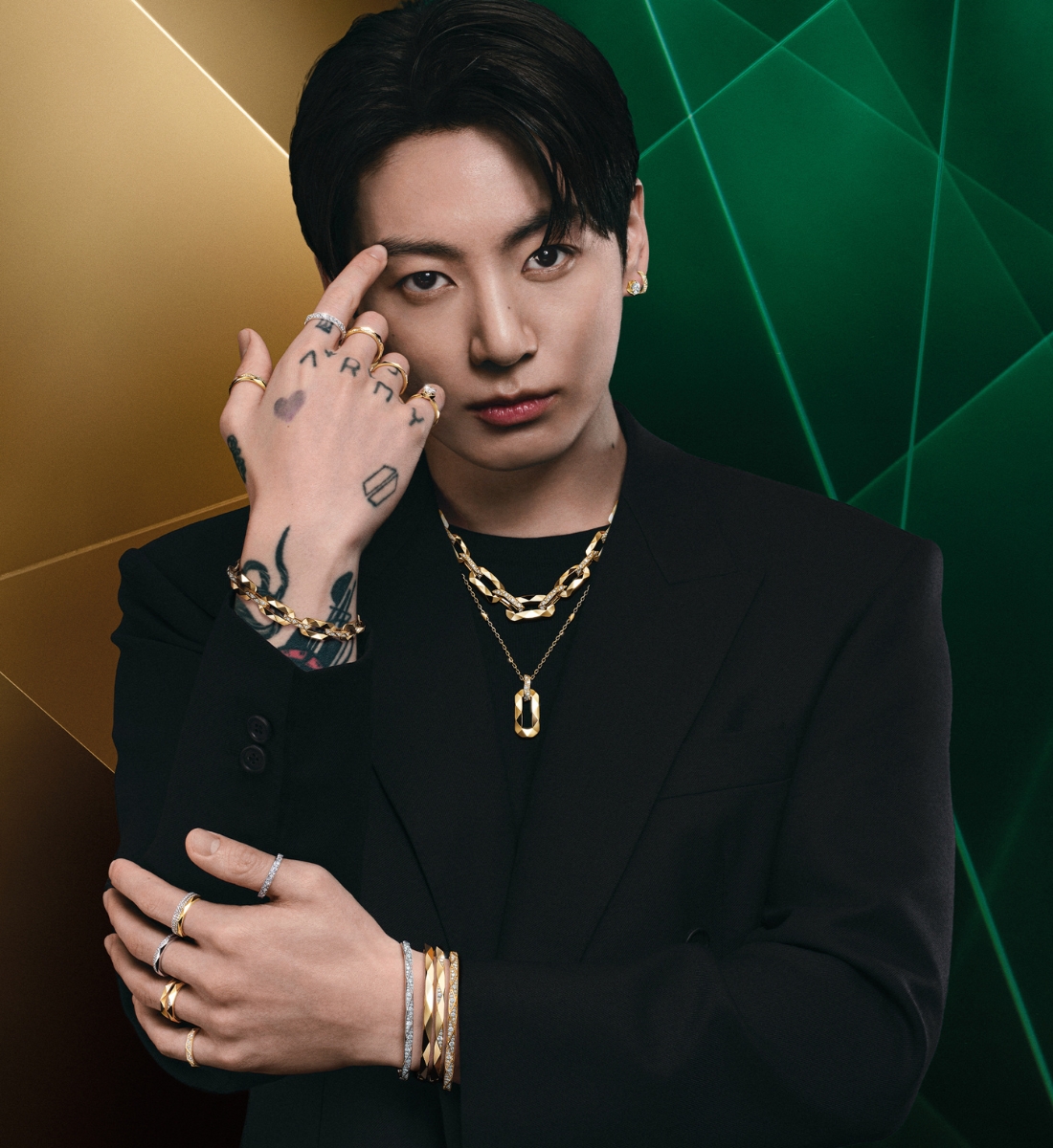 Jung Kook wears the latest designs from the Laurence Graff Signature collection.
