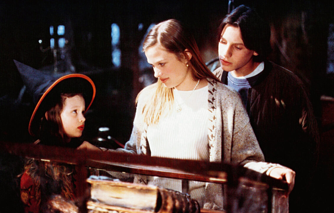 HOCUS POCUS, Thora Birch (witch hat), Vinessa Shaw, Omri Katz (rear), 1993, © Buena Vista/courtesy Everett Collection