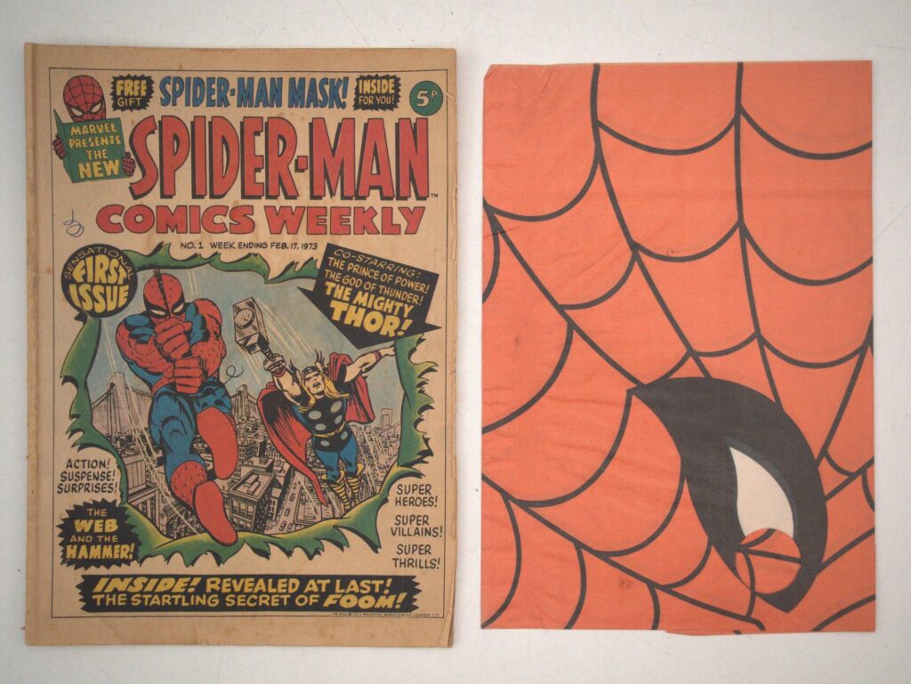 SPIDER-MAN COMICS WEEKLY #1 (1973 - MARVEL UK) - Rare opportunity to pick up the first issue with the FREE GIFT SPIDER-MAN Mask - No cutouts or writing inside - tanning to pages with light foxing to edges