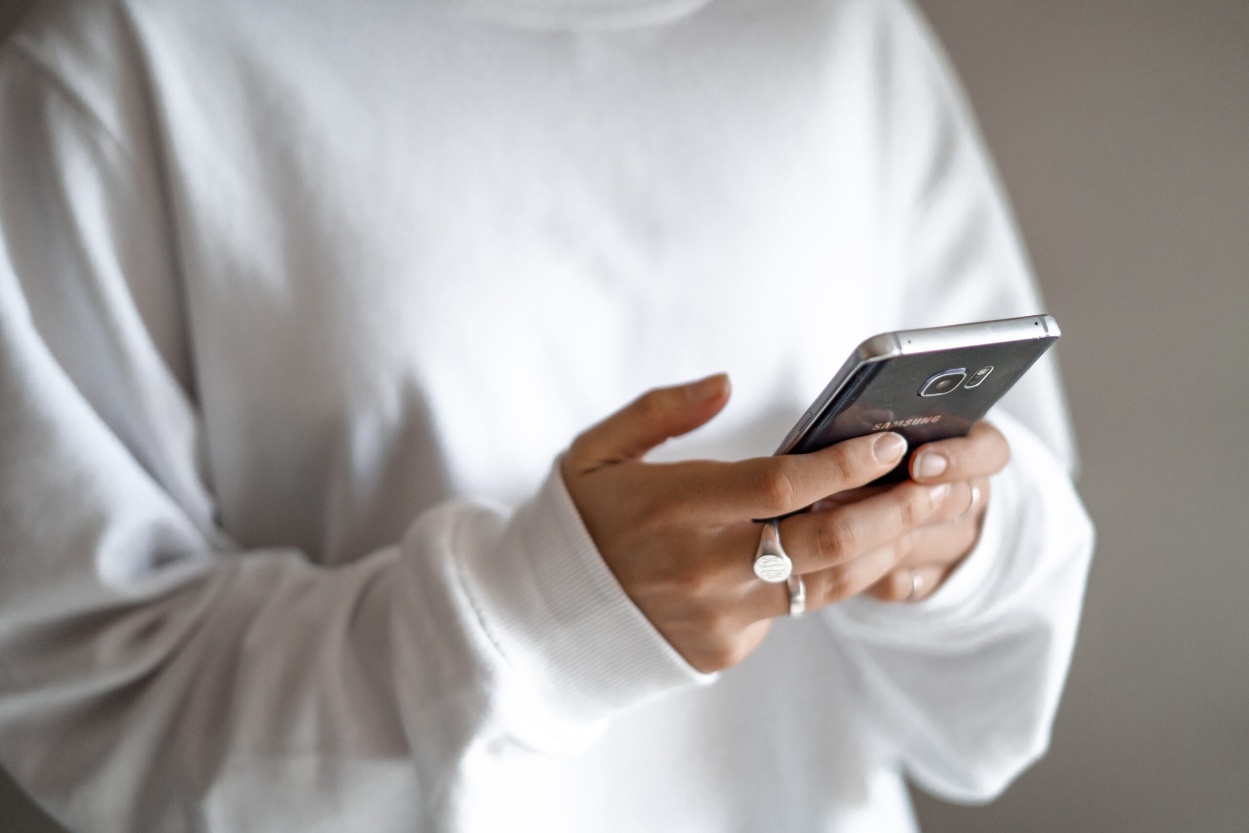 Texting Kelli Mcclintock Unsplash?width=1024&height=1024&fit=cover&auto=webp&dpr=4