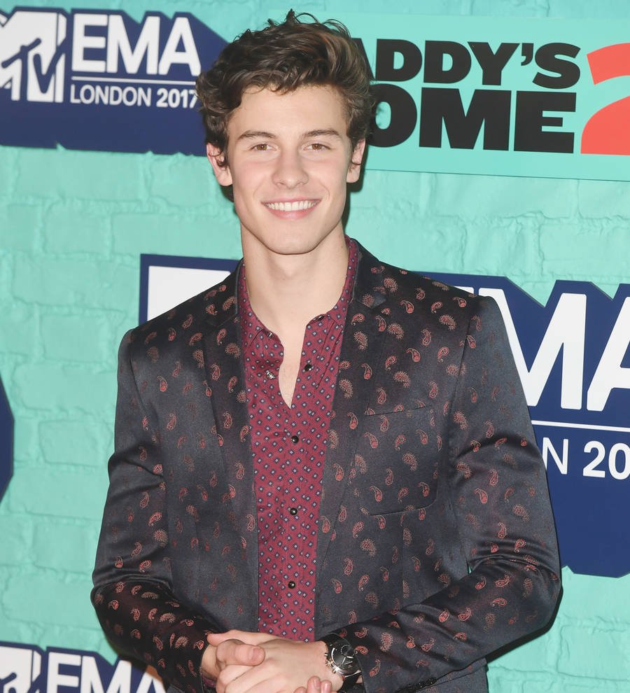 Shawn Mendes gets cozy with Hailey Baldwin