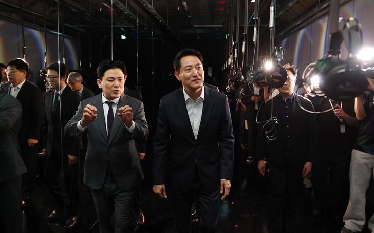 Seoul Mayor Oh Se-hoon walks through “COSMOS,” a media exhibition marking the 20th anniversary of K-pop group BIGBANG, at the newly opened K-Culture Station in central Seoul, Monday. Yonhap