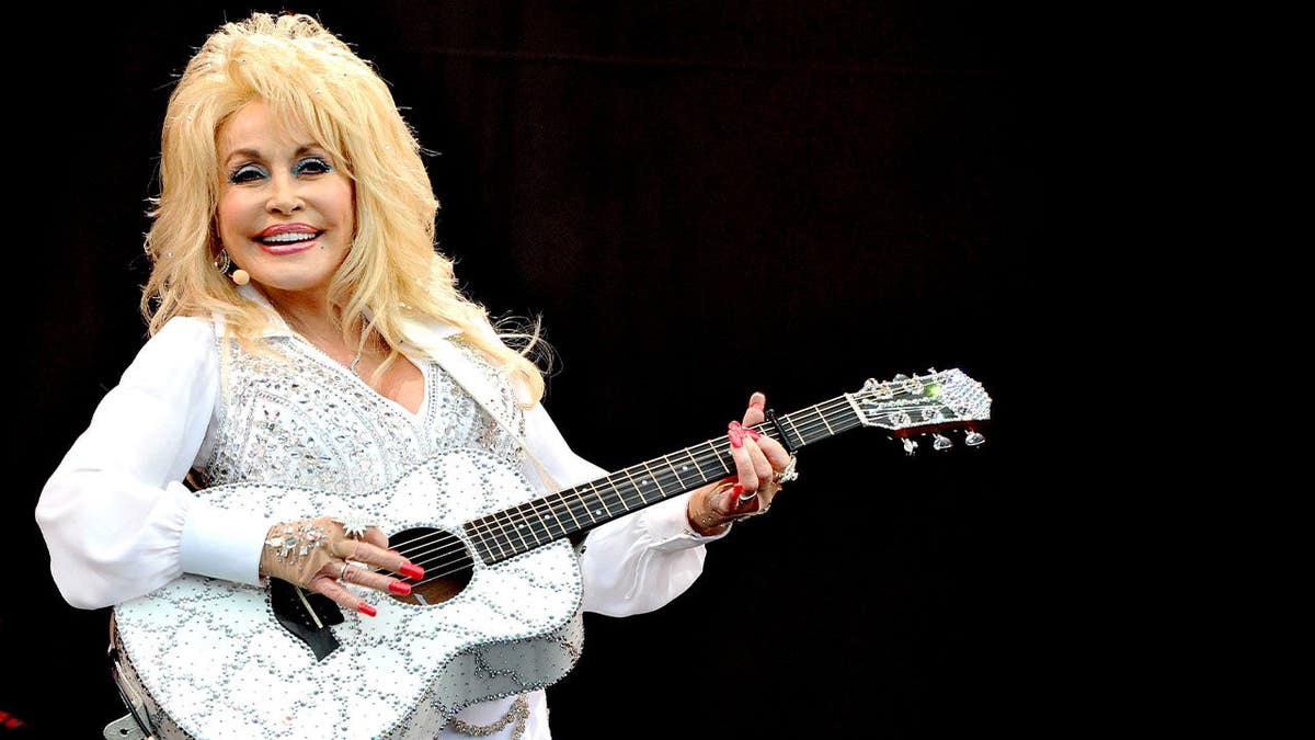 Dolly Parton on stage