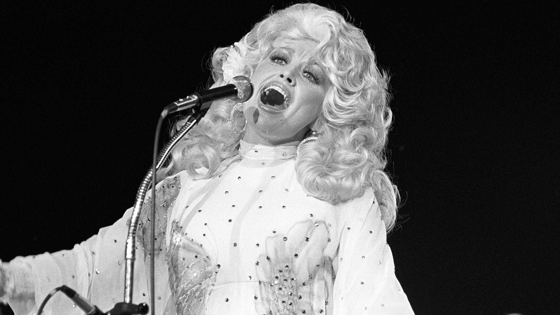 Dolly Parton singing in 1977.
