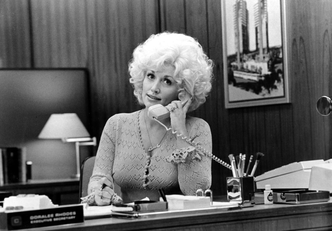 Country singer Dolly Parton acts in a scene from the movie "9 to 5."