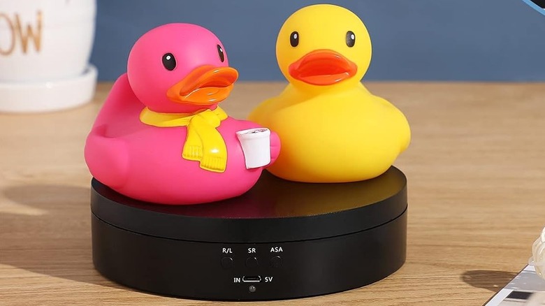 A pair of rubber ducks on the Hicarer rotating display stand.